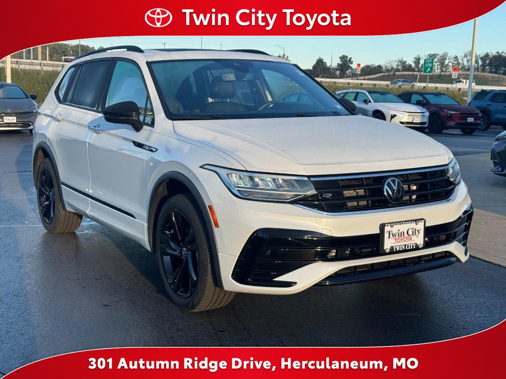 Used 2024 Volkswagen Tiguan SE R-Line FWD image 1
