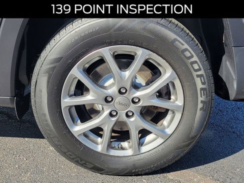 Used 2018 Jeep Cherokee Latitude Plus w/ Cold Weather Group AWD/4WD image 5