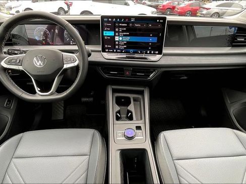 New 2025 Volkswagen Tiguan SE image 6