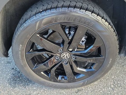 Certified 2023 Volkswagen Taos SE w/ Panoramic Sunroof Package FWD image 5