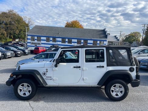 Used 2018 Jeep Wrangler Unlimited Sport w/ Connectivity Group image 3