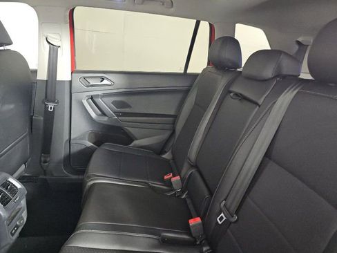 Used 2018 Volkswagen Tiguan SE w/ Panoramic Sunroof Package image 11