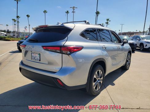 Used 2023 Toyota Highlander XLE AWD/4WD image 4