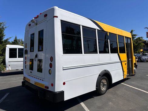 Used 2014 Chevrolet Express 4500 RWD image 3