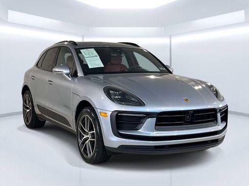 Certified 2025 Porsche Macan AWD/4WD image 3