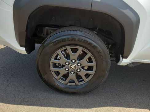 Certified 2025 Toyota 4Runner SR5 AWD/4WD image 11