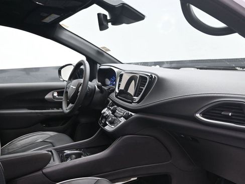 Used 2024 Chrysler Pacifica Premium image 11