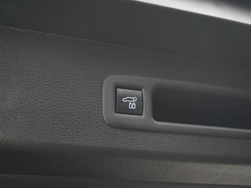 Used 2025 Toyota Sienna Platinum AWD/4WD image 11