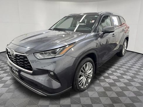 Used 2024 Toyota Highlander Platinum AWD/4WD image 3