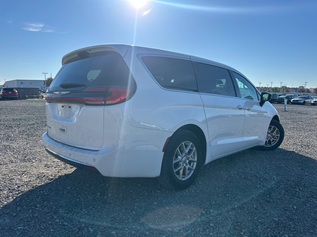 Used 2025 Chrysler Pacifica Select FWD image 10