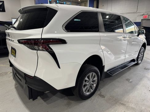 Used 2026 Toyota Sienna LE FWD image 7