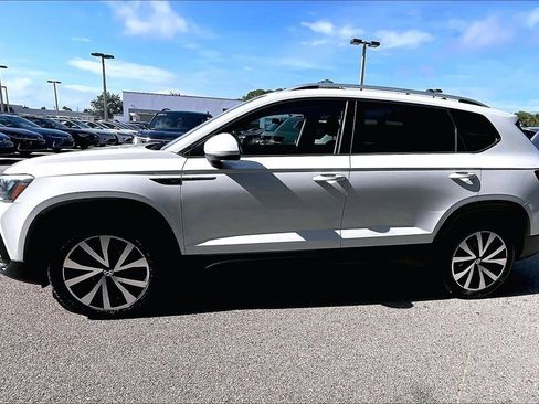 Certified 2022 Volkswagen Taos SE image 8