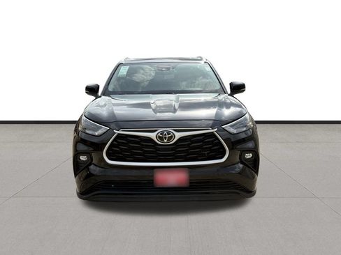 Used 2023 Toyota Highlander XLE FWD image 2