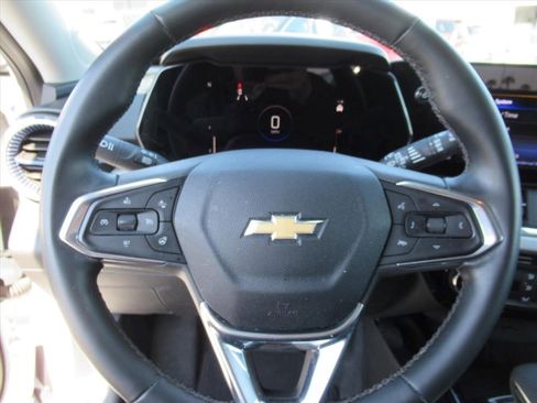 Certified 2024 Chevrolet Trax LT w/ Driver Confidence Package image 18