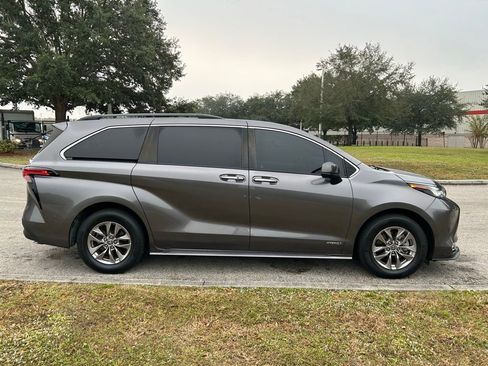 Used 2021 Toyota Sienna XLE image 6
