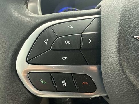 Used 2023 Chrysler Pacifica Touring-L FWD image 22