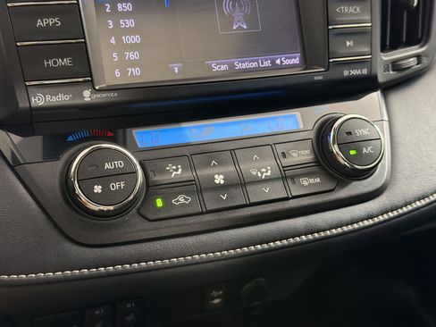 Used 2018 Toyota RAV4 XLE AWD/4WD image 18