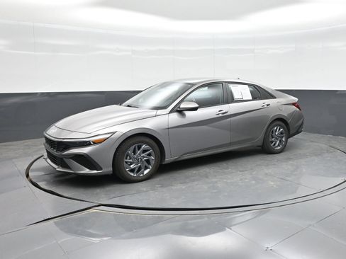 Used 2024 Hyundai Elantra SEL FWD image 1