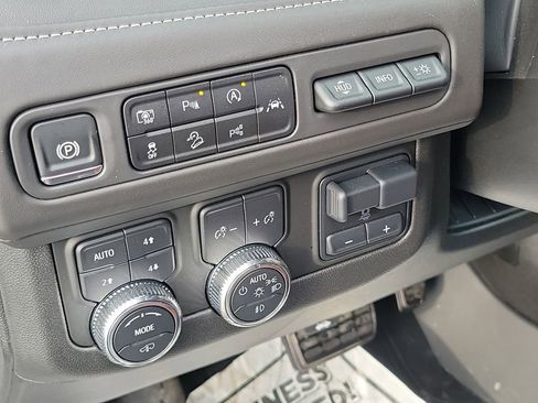 Used 2024 GMC Yukon Denali Ultimate image 11