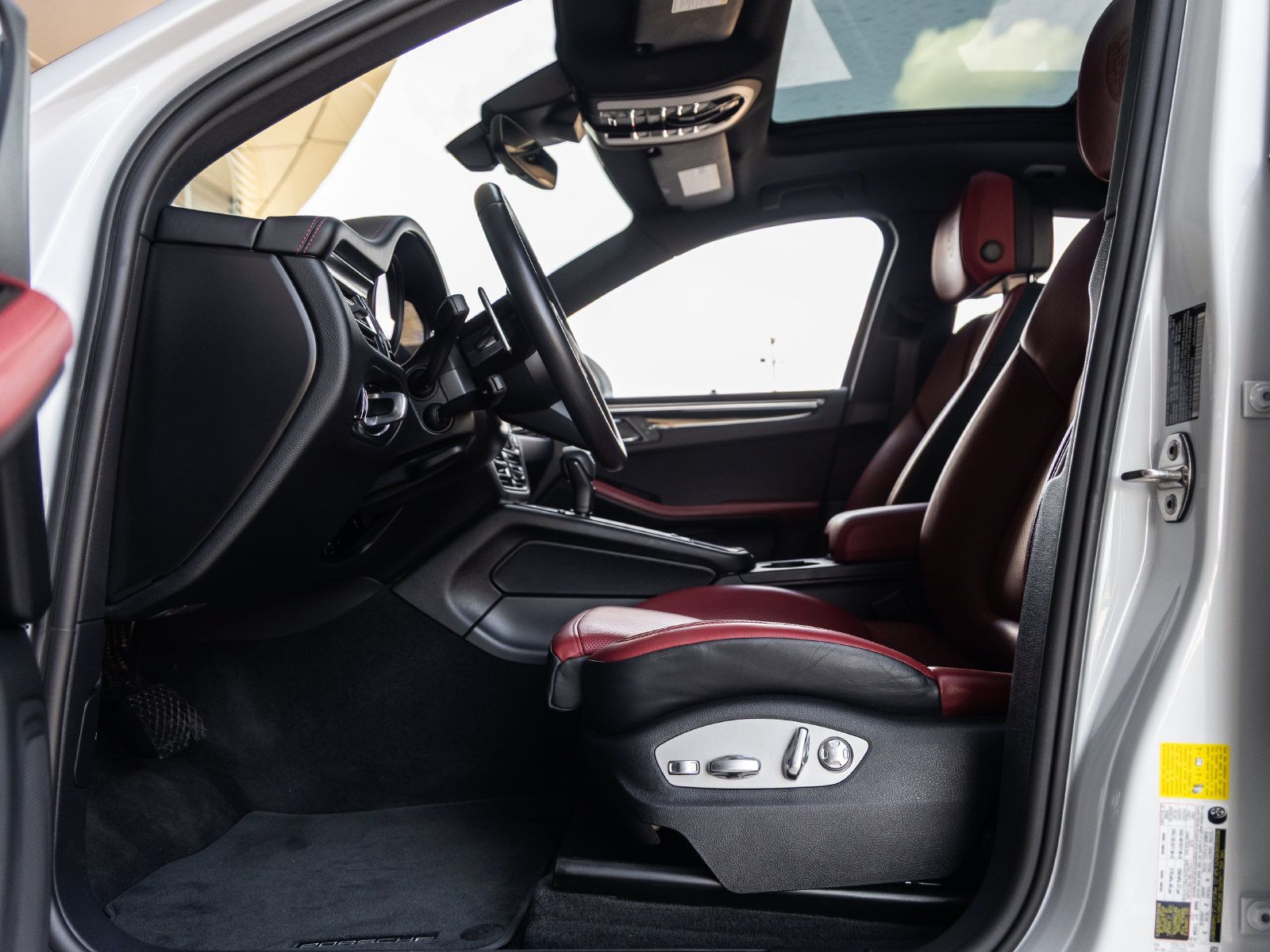 Certified 2023 Porsche Macan AWD/4WD image 24