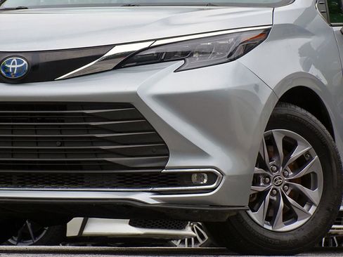 Used 2024 Toyota Sienna XLE FWD image 3
