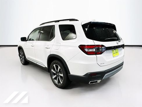 Used 2025 Honda Pilot Touring image 7
