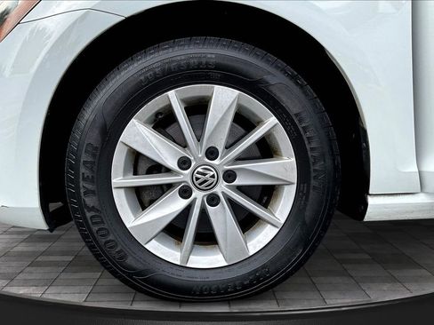 Used 2015 Volkswagen Golf S image 40