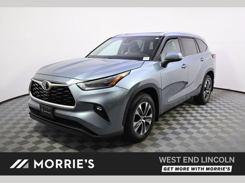 Used 2021 Toyota Highlander XLE AWD/4WD image 1