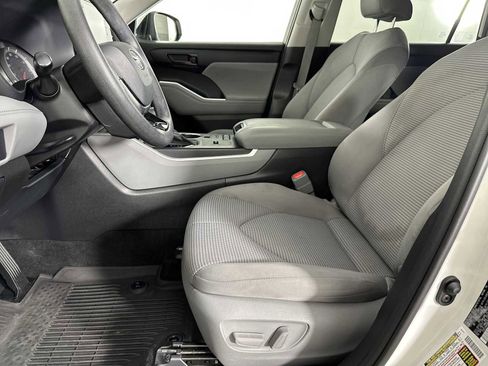 Used 2021 Toyota Highlander L image 11