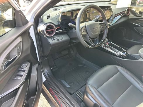 Used 2025 Chevrolet Trax RS w/ Sunroof Package image 9