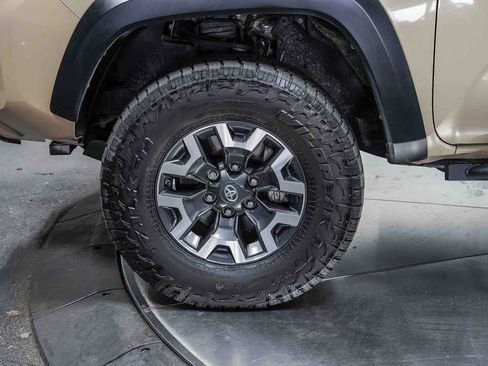 Used 2019 Toyota Tacoma TRD Off-Road w/ Technology Package AWD/4WD image 9