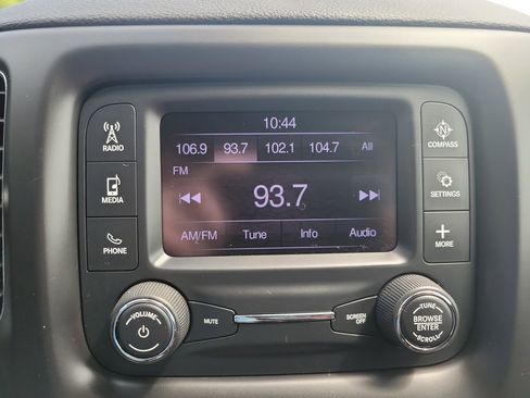 Used 2017 Jeep Compass Latitude w/ Cold Weather Group FWD image 18