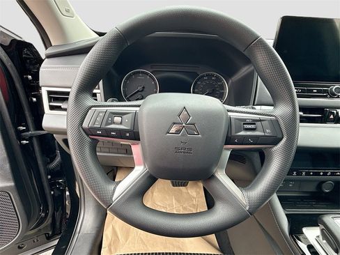 New 2025 Mitsubishi Outlander ES image 11