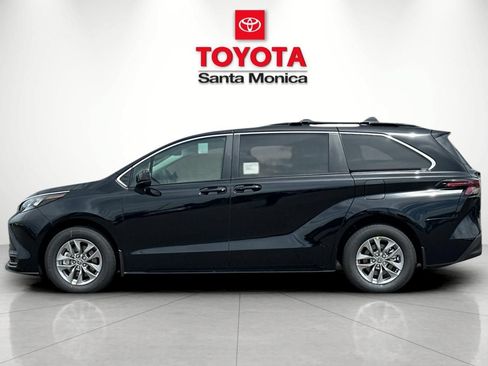 New 2026 Toyota Sienna LE FWD image 8