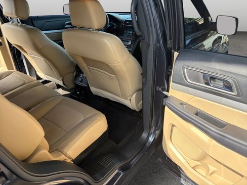 Used 2017 Ford Explorer XLT w/ Equipment Group 202A AWD/4WD image 18