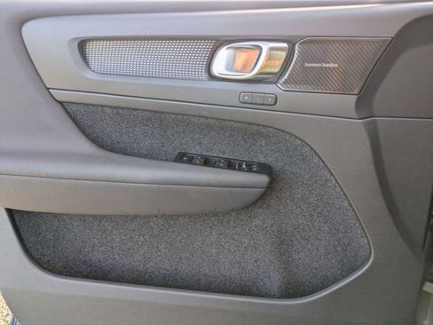 Used 2022 Volvo XC40 T5 R-Design w/ Climate Package image 6