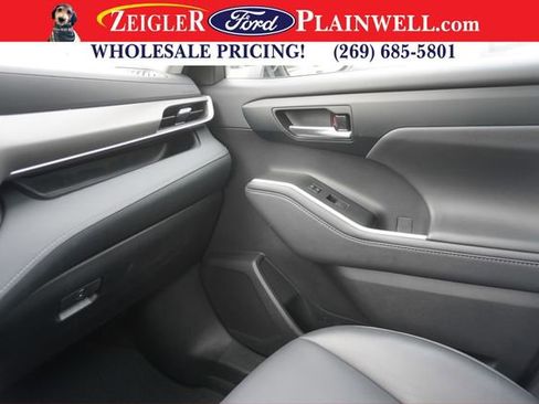 Used 2023 Toyota Highlander XLE image 35