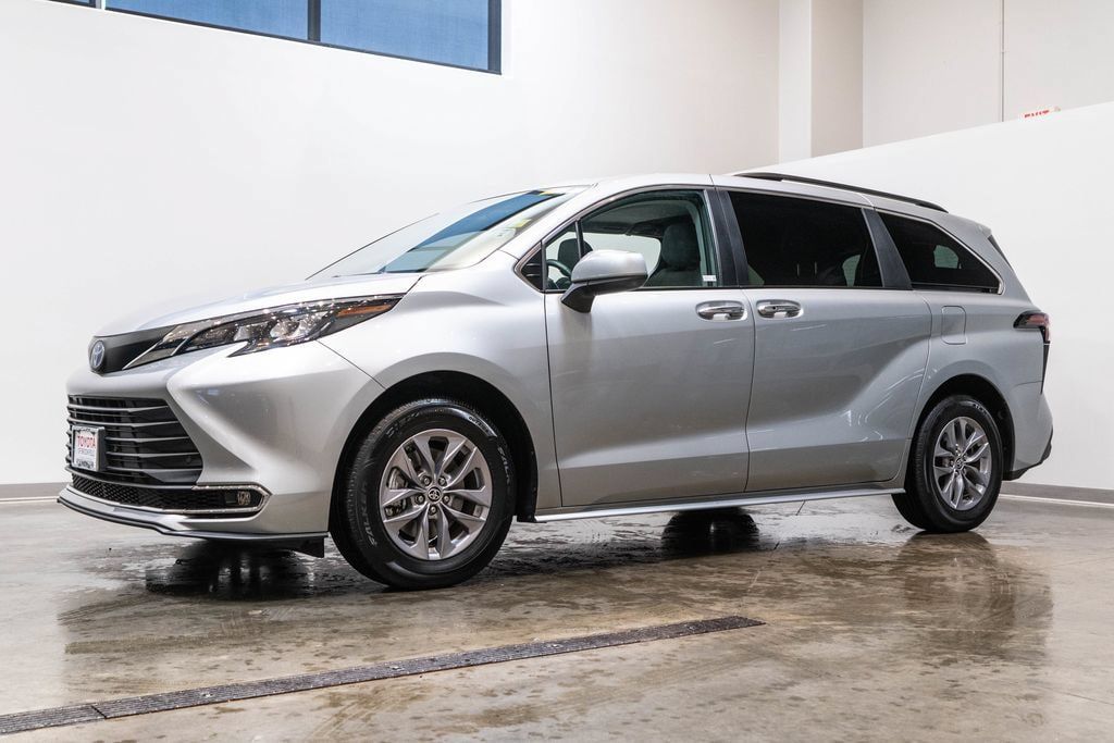 Certified 2024 Toyota Sienna XLE AWD/4WD image 3