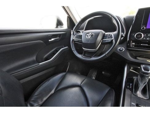 Used 2023 Toyota Highlander XLE FWD image 11