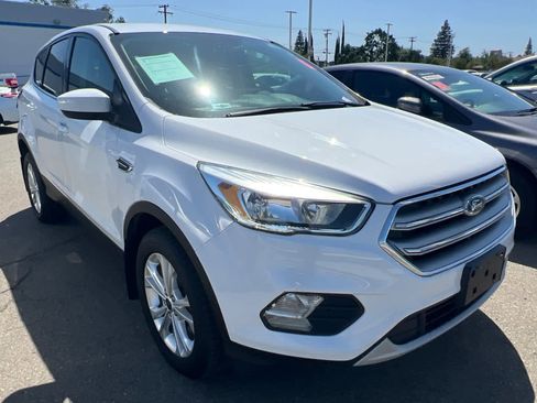 Used 2017 Ford Escape SE image 3