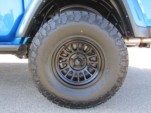 Used 2023 Jeep Gladiator Sport AWD/4WD image 11