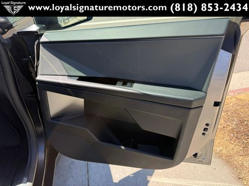 Used 2024 Tesla Cybertruck AWD Crew Cab image 31