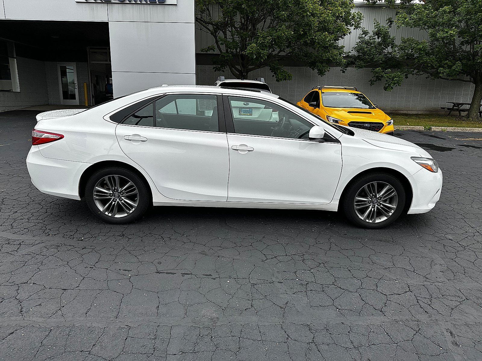 Used 2017 Toyota Camry SE w/ Moonroof Package FWD image 2