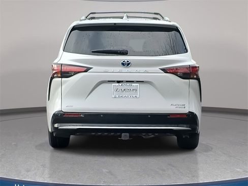 Used 2024 Toyota Sienna Platinum image 7