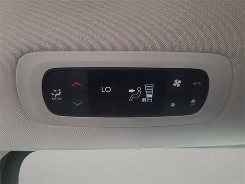 Used 2024 Chrysler Pacifica Touring-L image 17