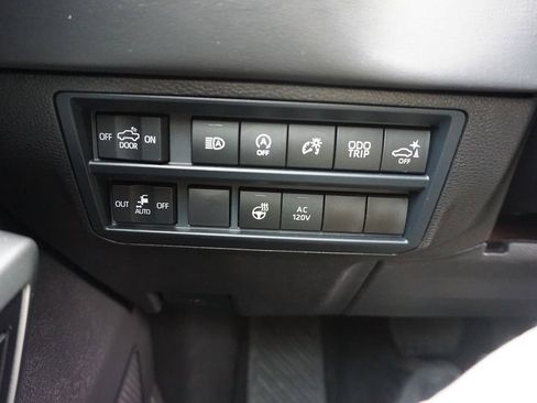 Used 2025 Toyota Tundra Platinum AWD/4WD image 5