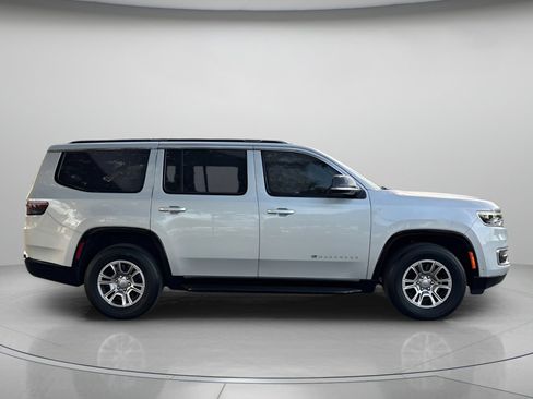Used 2024 Jeep Wagoneer Base image 2