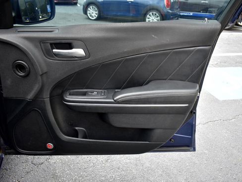 Used 2017 Dodge Charger R/T w/ Premium Group image 37