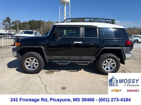 Used 2014 Toyota FJ Cruiser 4WD w/ Upgrade Package image 2