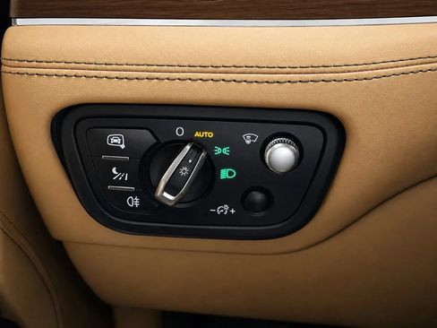 Used 2017 Bentley Bentayga AWD/4WD image 34
